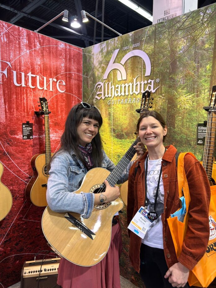 visitantes_en_el_stand_de_Alhambra_Guitarras_en_NAMM_California